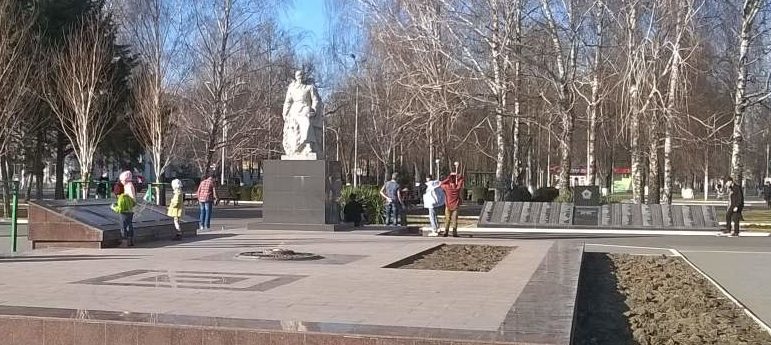 г. Измаил. Памятник неизвестному солдату в центре города был открыт в 1952 году.