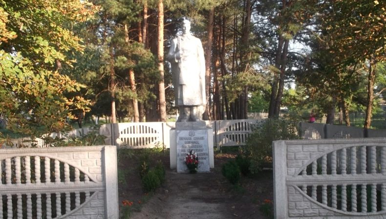 с. Жукин Вышгородского р-на. Памятник на братской могиле советских воинов, павших при освобождении села. 