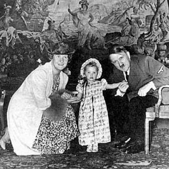 Эмма и Эдди Геринг с Гитлером.