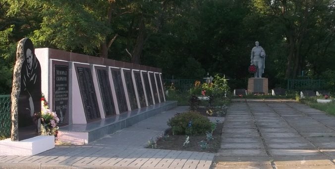 с. Жукин Вышгородского р-на. Памятник на сельском кладбище, установлен на братской могиле, где захоронены воины, погибшие 22 сентября 1943 года при освобождении села.