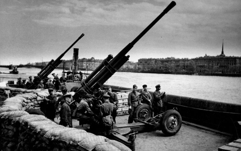 Батарея 85-мм зенитных орудий на Университетской набережной. 1942 г.