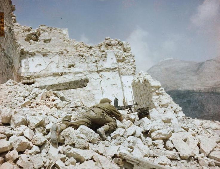 Британский солдат в руинах Монте-Кассино.