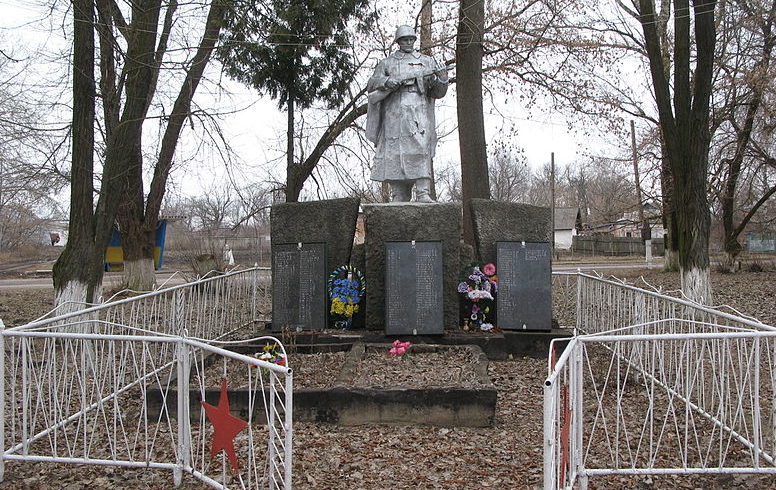 с. Малая Березанка Згуровского р-на. Памятник в центре села, установленный в 1961 году, воинам-односельчанам, погибшим в годы войны. 