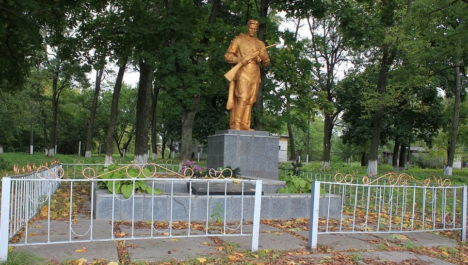 с. Денисы Переяслав-Хмельницкого р-на. Памятник в центре села, установлен в 1956 году на братской могиле воинов, погибших в годы войны. 