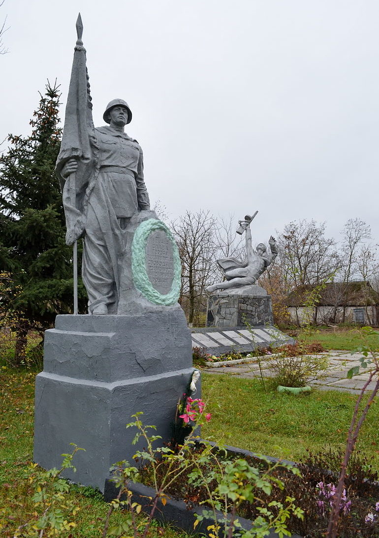 с. Бзов Барышевского р-на. Памятник у дома культуры, установленный в 1954 году на братской могиле воинов, погибших в годы войны. 