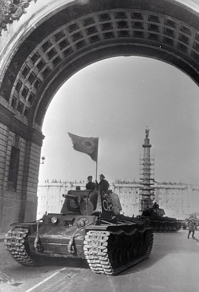 Танки КВ-1, собранные на заводе № 371, направляются на фронт с площади Урицкого. 1 мая 1942 г. 