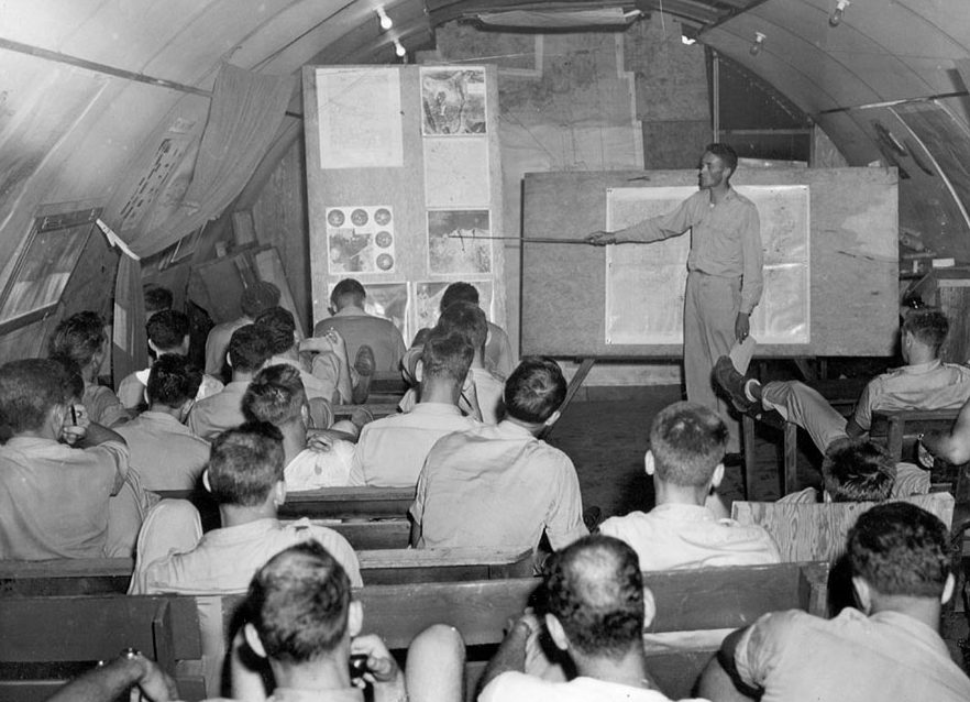 Инструктаж перед бомбардировкой. Июль-август 1945 г.