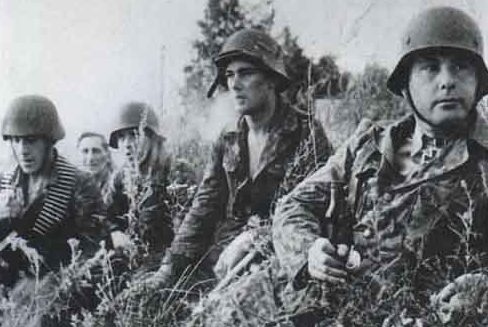 Эстонские эсэсовцы в бою в августе 1944 г.