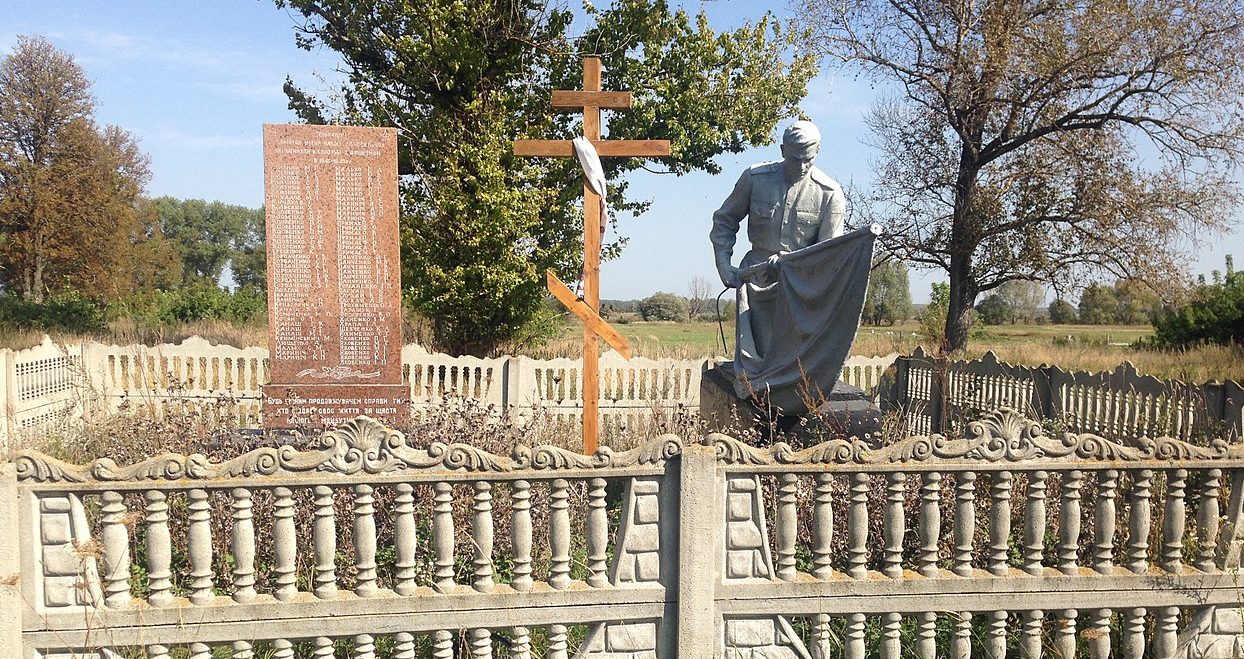 с. Качалы Бородянского р-на. Памятник воинам, погибшим в годы войны.