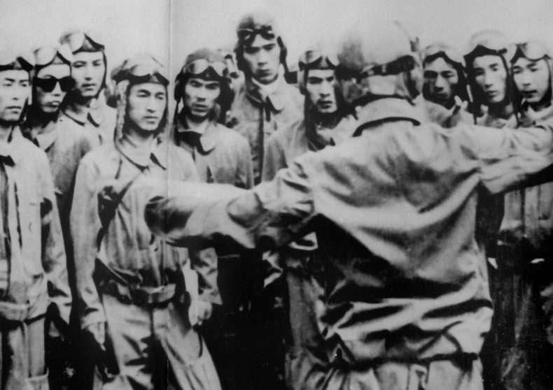 Японские летчики перед налетом на Перл-Харбор. 7 декабря 1941 г.