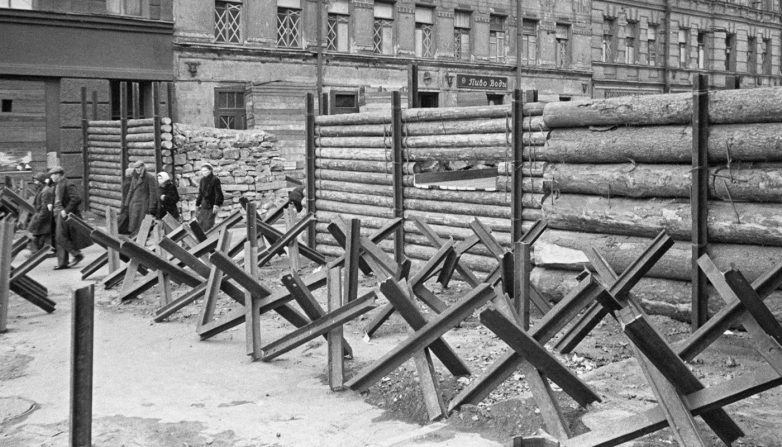 Баррикады в городе. 1941 г.