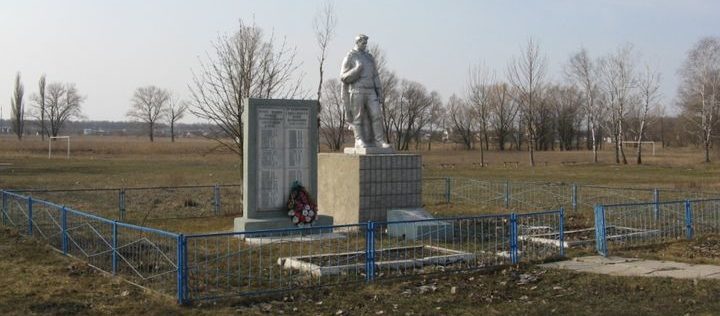 с. Власовка Барышевского р-на. Памятный знак при въезде в село, установленный в 1958 году в память о погибших односельчанах в годы войны. 