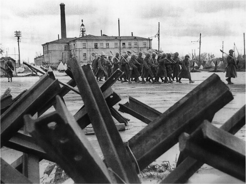 Баррикады в городе. 1941 г.