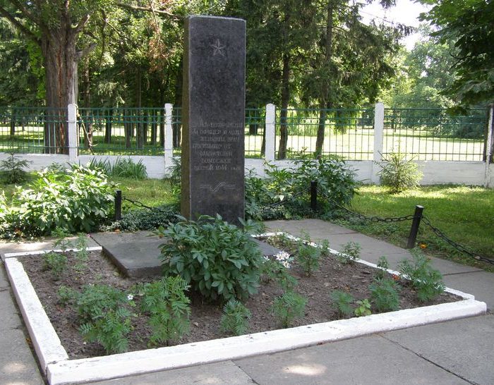 г. Фастов. Памятник в переулке Коммунальный, 6, установлен на братской могиле воинов, погибших при бомбежке в 1944 году. 