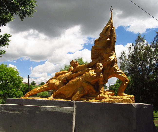 с. Лощиновка Измаильского р-на. Памятник 8 воинам-односельчанам, погибшим в годы войны, был установлен в 1965 году.