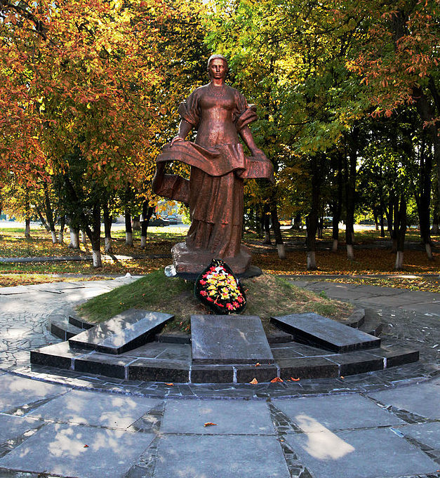 пгт. Бородянка Бородянского р-на. Памятник в парке, установленный в 1975 году, воинам-односельчанам, погибшим в годы войны.