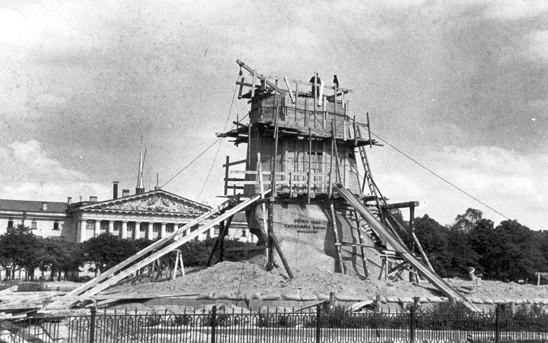 Памятник Петру I в защитном устройстве на площади Декабристов. Август 1941 г.