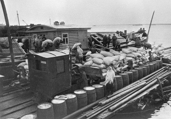 Доставка продовольствия по Ладожскому озеру на барже в осажденный Ленинград. 1 сентября 1942 г.