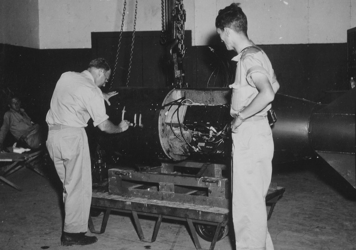 Настройка атомной бомбы перед погрузкой. Август 1945 г.