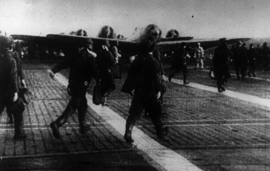 Японские летчики отправляются к своим самолетам на палубе авианосца, направляющегося в Перл-Харбор. 7 декабря 1941 г.