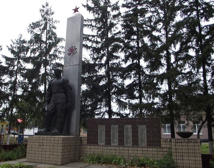 с. Владиславка Мироновского р-на. Памятник, установленный в 1970 году на братской могиле воинов, погибших в годы войны. 