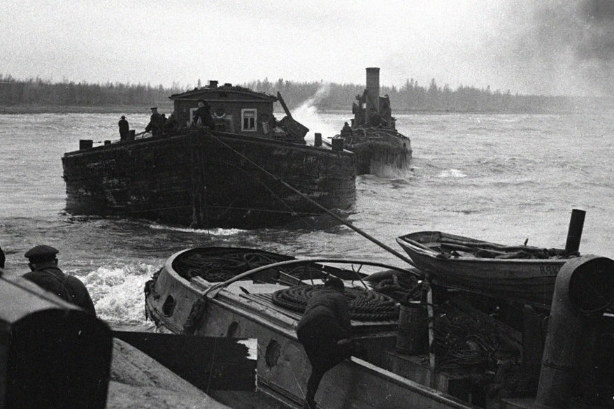 Катера подвозят продукты по Ладожскому озеру в блокадный Ленинград. 1 сентября 1942 г.
