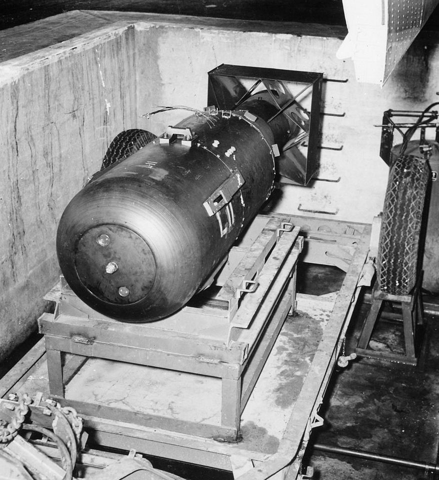 Атомная бомба «Малыш» перед погрузкой на самолет. Август 1945 г.