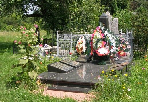 г. Фастов. Памятник на еврейском кладбище, установленный на братской могиле жертв нацизма.