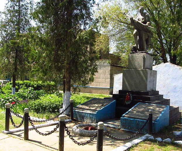 с. Каменское Арцизского р-на. Памятник воинам-односельчанам, погибшим в годы войны, был установлен в 1969 году.