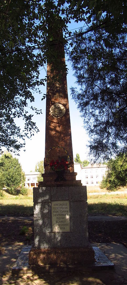 с. Суворовое Измаильского р-на. Памятник у школы, установленный на братской могиле, в которой похоронено 8 комсомольцев в 1941 году. 