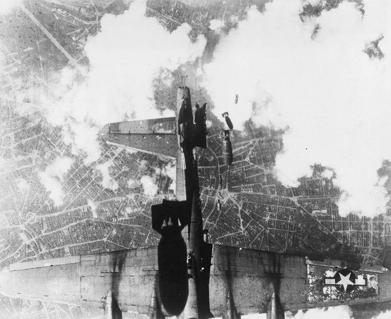 Бомбардировщики союзников над Дрезденом.