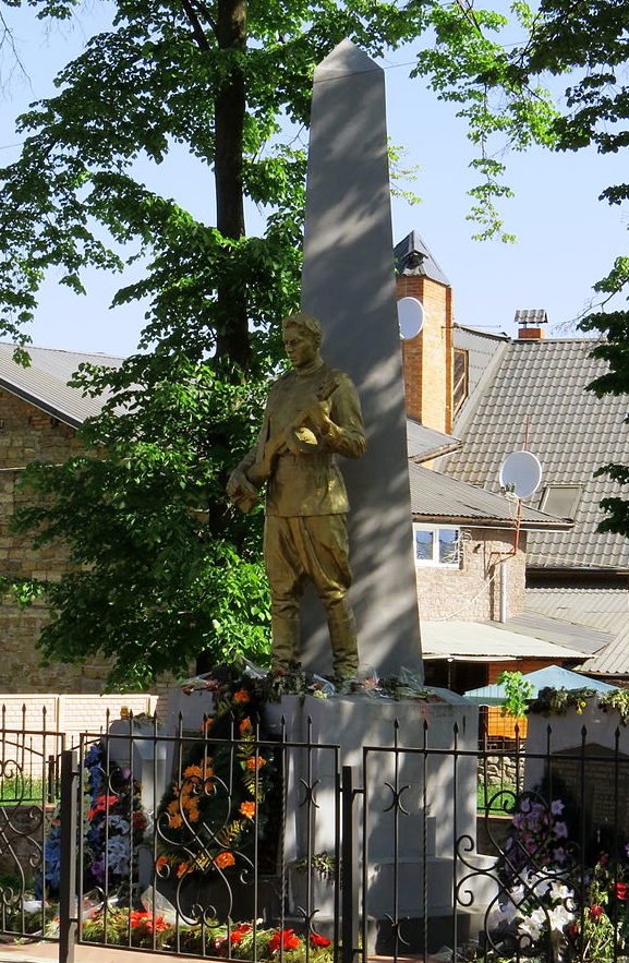 пгт. Клавдиево-Тарасово Бородянского р-на. Памятник, установленный в 1960 году воинам, погибшим в годы войны. 