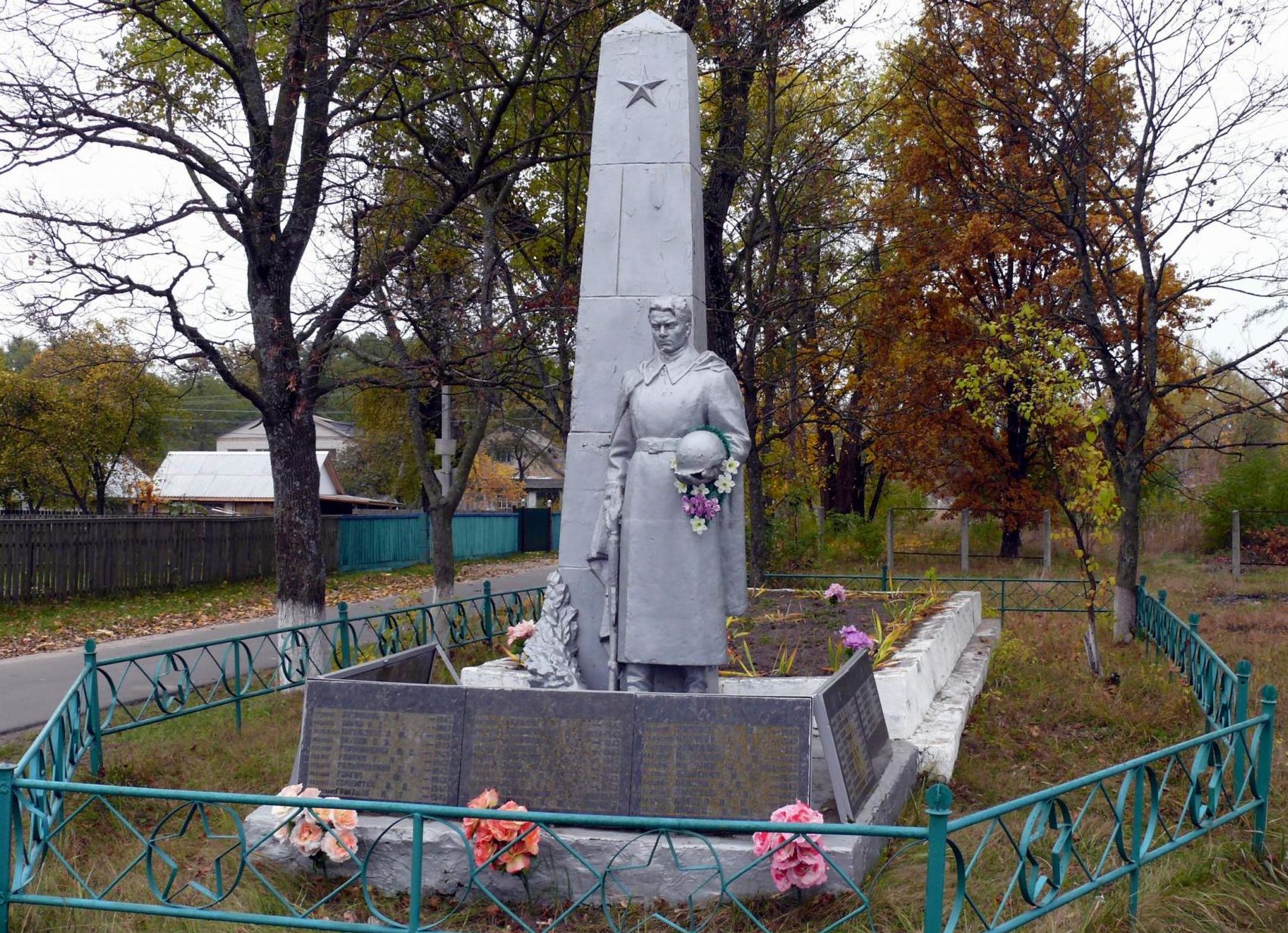 с. Любимовка Вышгородского р-на. Памятник, установлен на братской могиле, в которой похоронено 79 воинов, погибших в годы войны. 