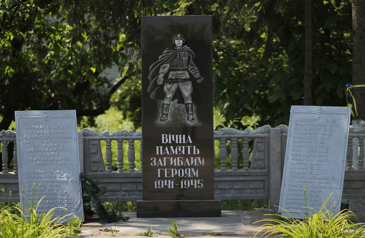 с. Тадиевка Володарского р-на. Памятник воинам, погибшим в годы войны.