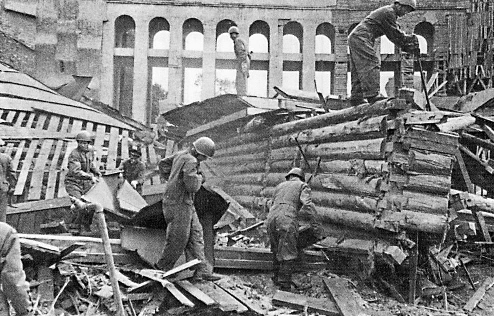Разрушения в городе. Август 1941 г.