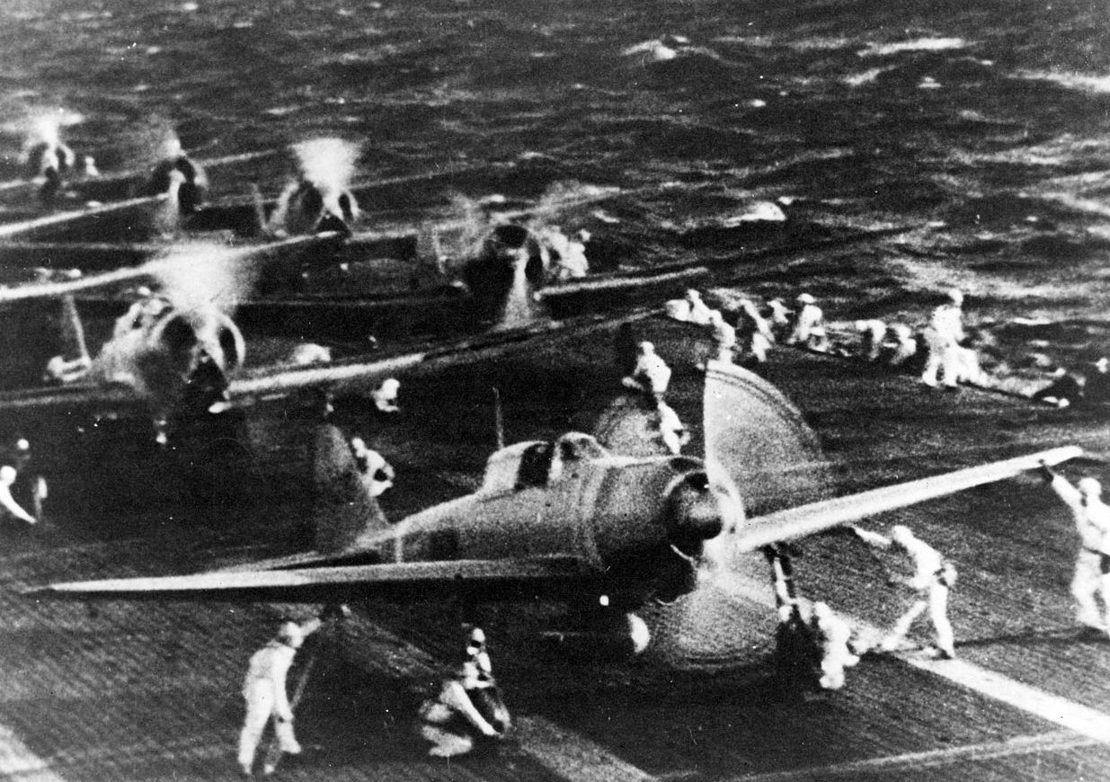 Японские самолеты готовятся к взлету с Шокау. 7 декабря 1941 г.