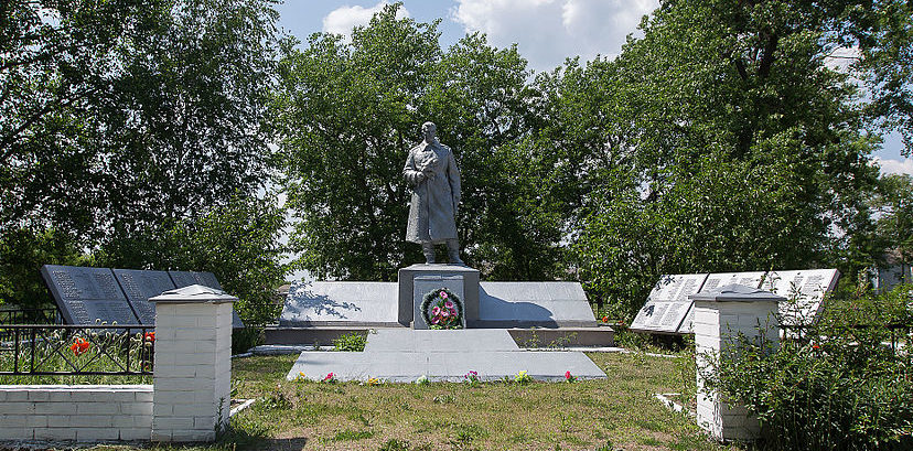 с. Ковалин Переяслав-Хмельницкого р-на. Памятник у дома культуры, установленный в 1960 году на братской могиле воинов, погибшим в годы войны. 