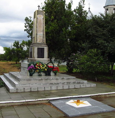 с. Утконосовка Измаильского р-на. Памятник, установленный в 1966 году в честь 445 воинов-односельчан, погибших в годы войны. 