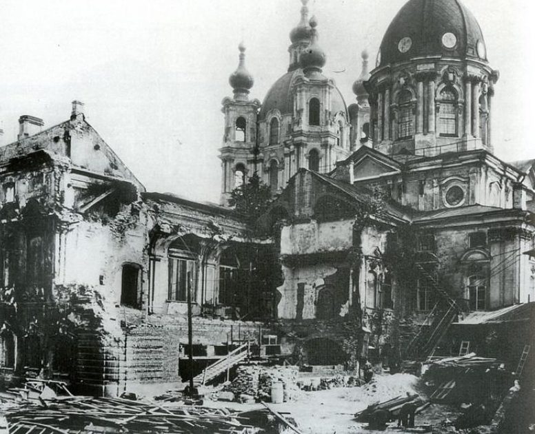 Разрушения в городе. Август 1941 г.