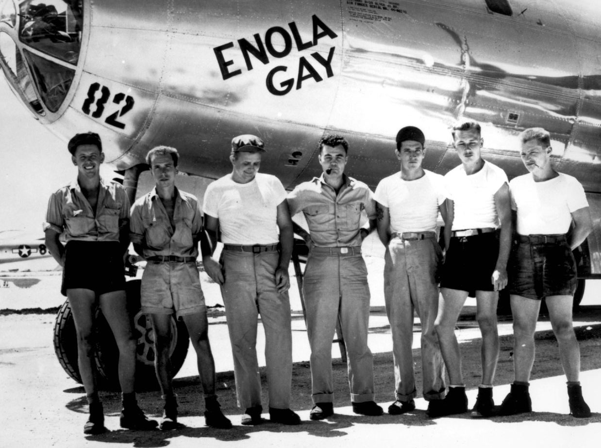 Экипаж Enola Gay. Пол Тиббетс (пилот) - в центре. Самолет назван в честь матери пилота. 6 августа 1945 г.