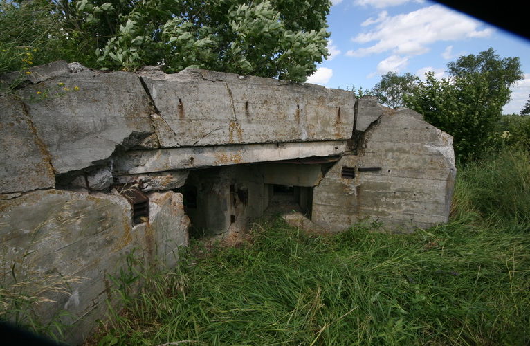 Остатки бетонных укреплений на оборонительном рубеже.