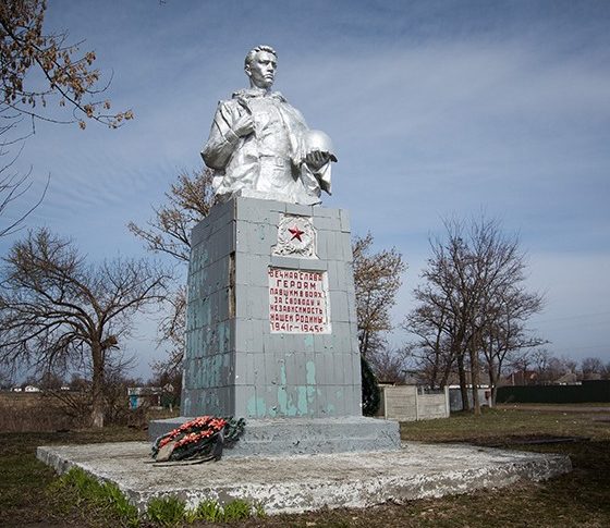 пгт. Иванков. Памятник по улице Центральной, установленный на братской могиле воинов-моряков, погибших в сентябре 1941 году. 