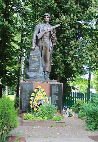 с. Лисники Киево-Святошинского р-на. Памятник, установленный на братской могиле воинов, погибших в годы войны. 