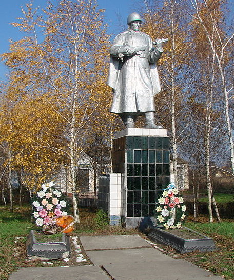 с. Лукаши Барышевского р-на. Памятник у сельского совета, установленный в 1959 году на братской могиле воинов, погибших в годы войны.