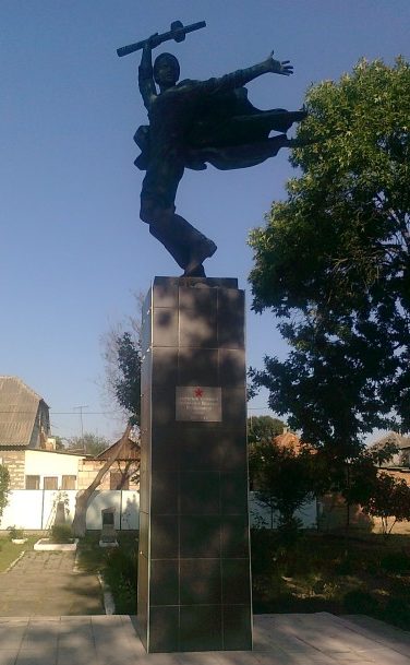 г. Вилково Килийского р-на. Памятник, установленный в 1957 году на братской могиле, в которой похоронено 8 моряков-десантников 384-го батальона, погибших при освобождении города. 