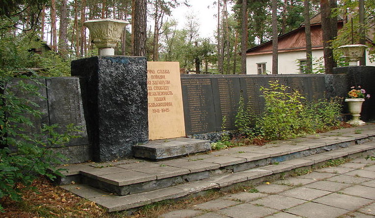 пгт. Песковка Бородянского р-на. Памятник по улице Калинина, 2, установленный в 1975 году воинам-односельчанам, погибшим в годы войны.