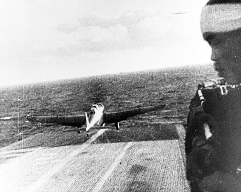 Взлет японского самолета с авианосца Шокау. 7 декабря 1941 г.