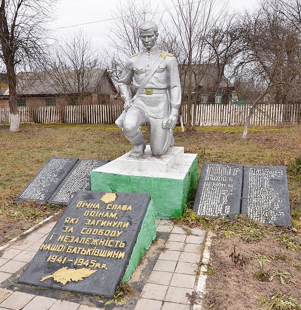 с. Жмиевка Иванковского р-на. Памятник в центре села, установленный в 1968 году воинам-односельчанам, погибшим в годы войны. 