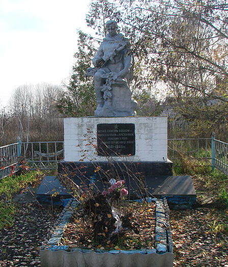 с. Лукьяновка Барышевского р-на. Памятник у клуба, установленный в 1975 году на братской могиле воинов, погибшим в годы войны. 