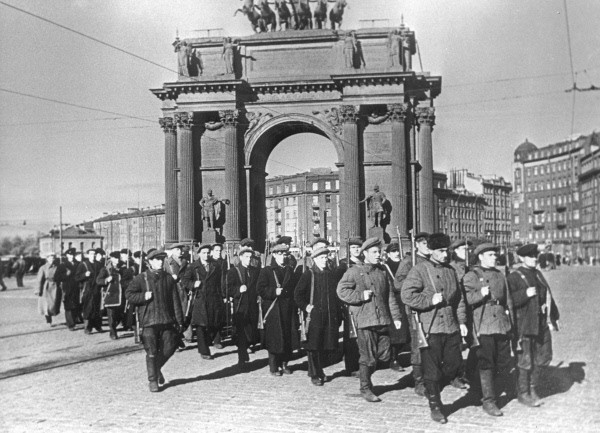 Рабочие Кировского завода идут на фронт. 1 ноября 1942 г.